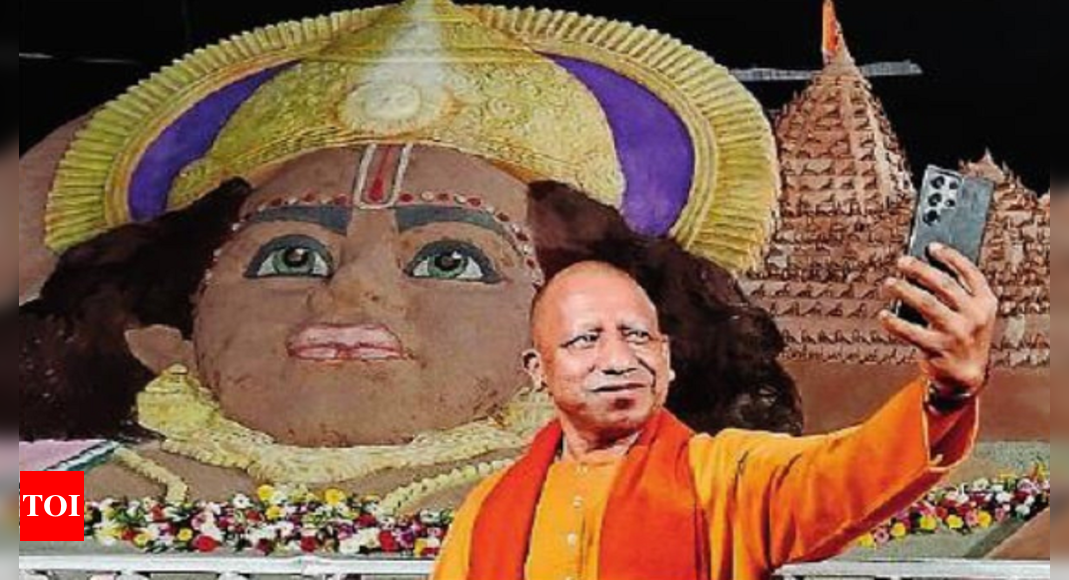 UP CM Yogi Adityanath’s selfie with Ram’s sand sculpture | Lucknow News