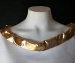 MagniCollar-™-Pleather-Gold